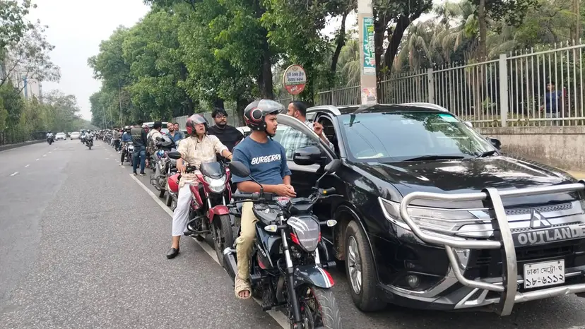 তেলের পাম্পে আজও দীর্ঘ লাইন, ‘ট্যাংকি ফুল’ করতে চান সবাই